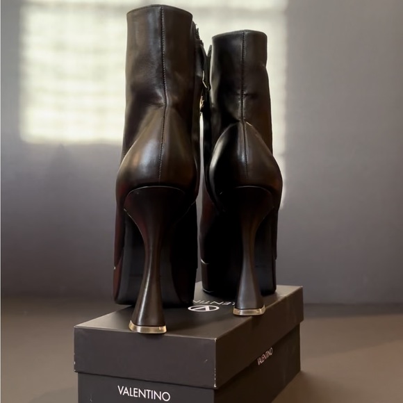 New black leather sky-high booties with a retro platform and flared heel. - Picture 5 of 7